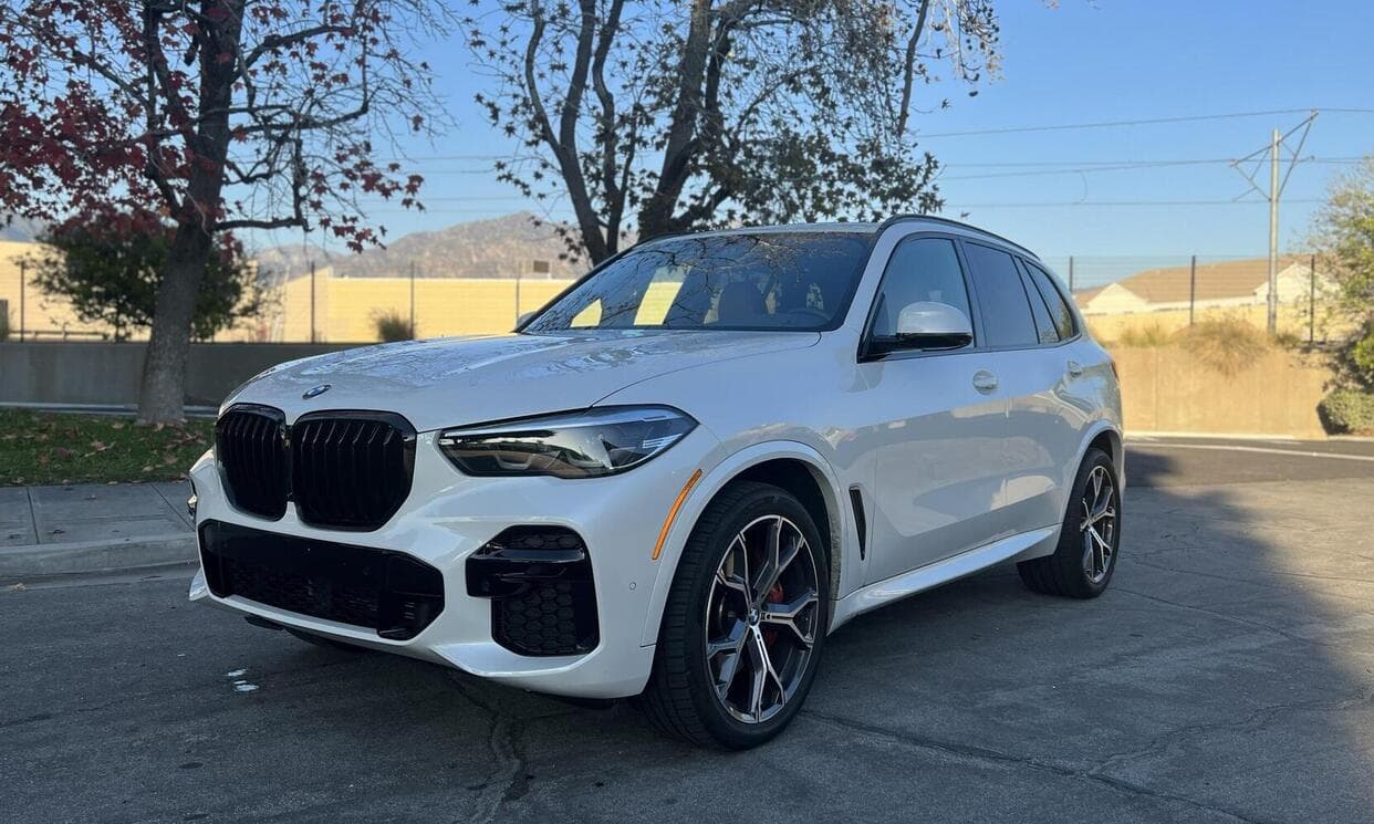 Picture of the car https://ppsphotos.s3.us-west-2.amazonaws.com/bmwX52022_8/image1.jpg