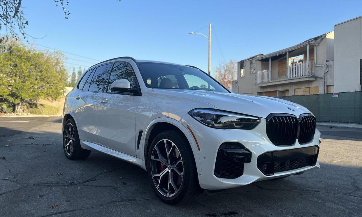 Picture of the car https://ppsphotos.s3.us-west-2.amazonaws.com/bmwX52022_8/image2.jpg