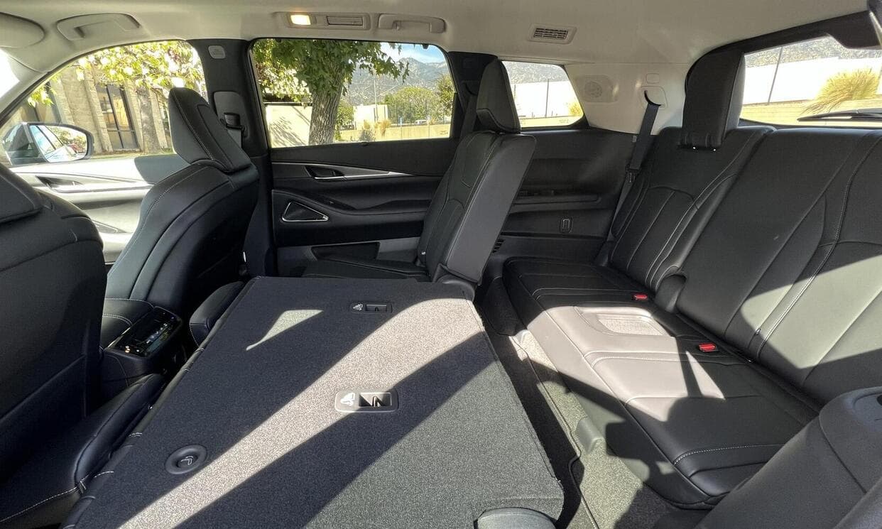 Picture of the car https://ppsphotos.s3.us-west-2.amazonaws.com/infinitiQx602023_32/image11.jpg