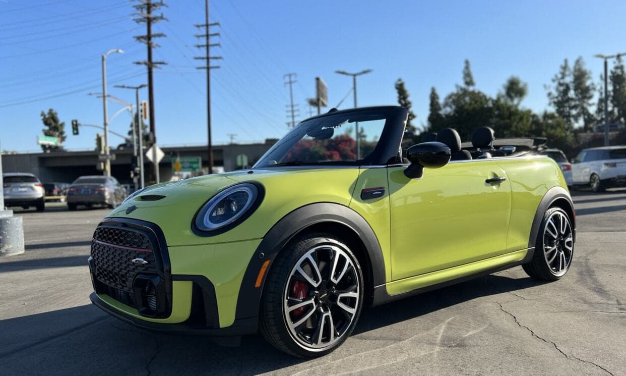 Picture of the car https://ppsphotos.s3.us-west-2.amazonaws.com/miniConvertible2023_9/image1.jpg