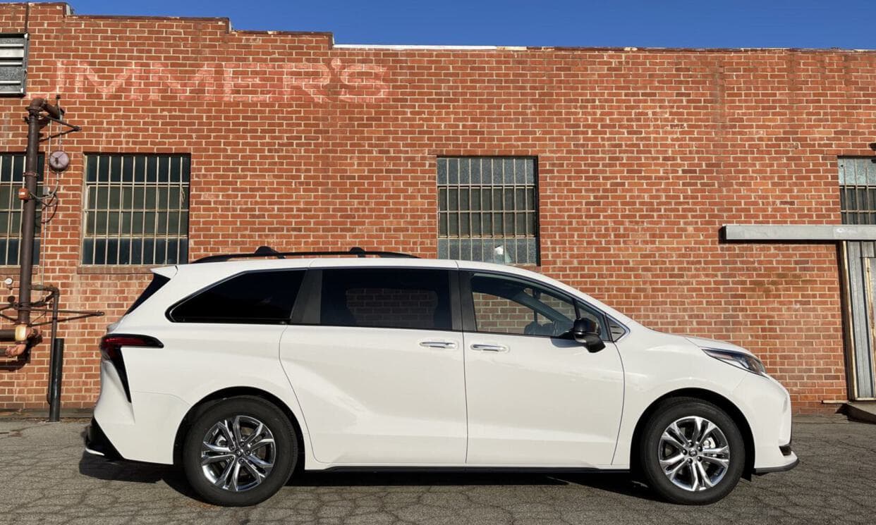 Picture of the car https://ppsphotos.s3.us-west-2.amazonaws.com/toyotaSienna2022_15/image7.jpg