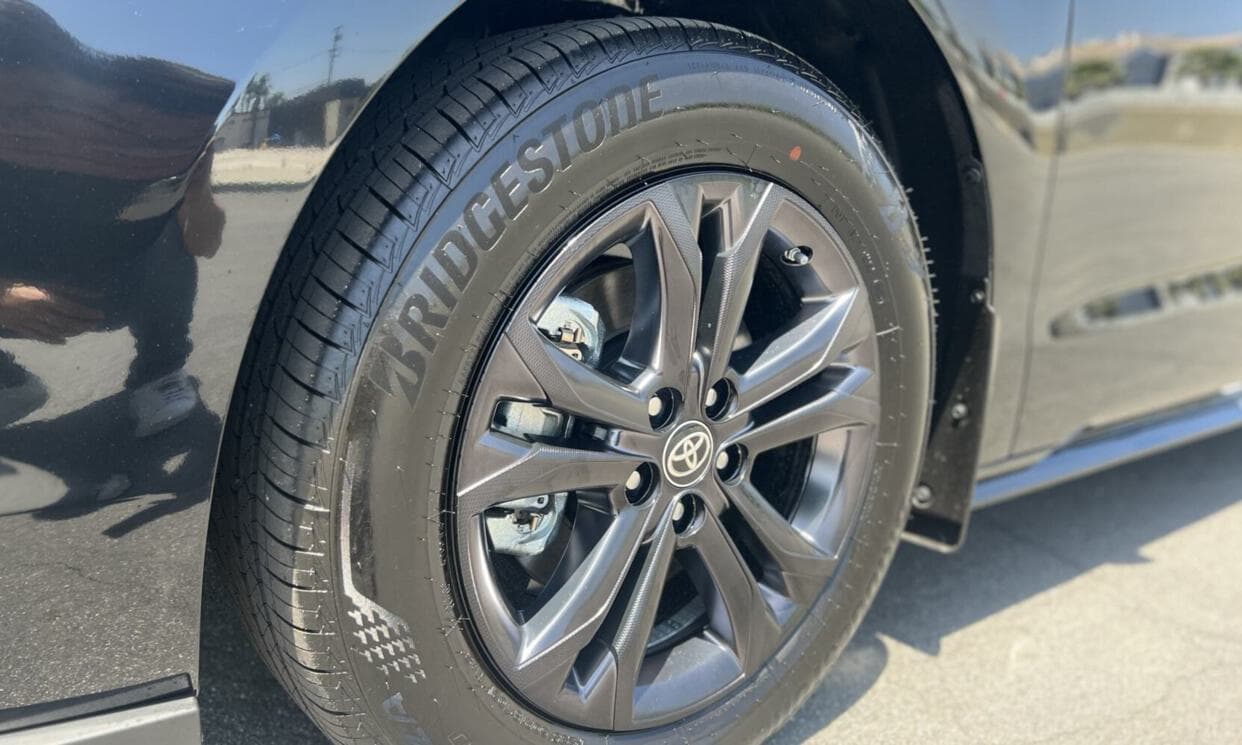 Picture of the car https://ppsphotos.s3.us-west-2.amazonaws.com/toyotaSienna2024_1/image14.jpg