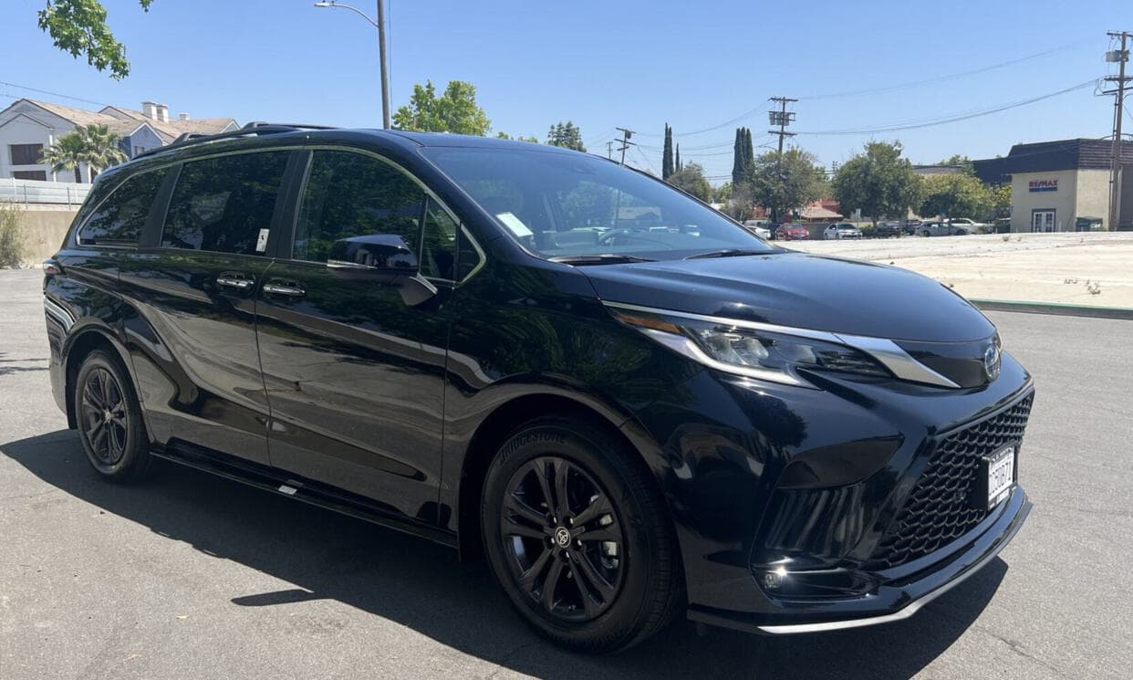 Picture of the car https://ppsphotos.s3.us-west-2.amazonaws.com/toyotaSienna2024_1/image2.jpg