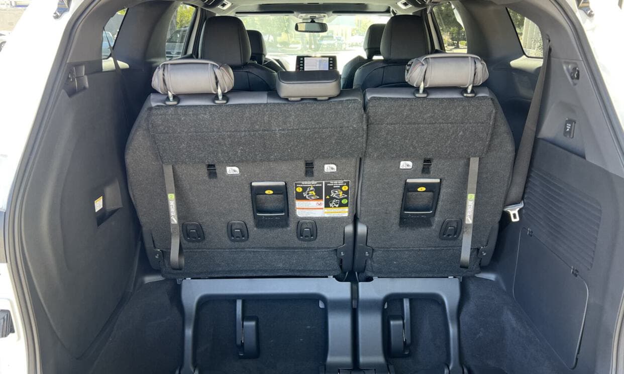Picture of the car https://ppsphotos.s3.us-west-2.amazonaws.com/toyotaSienna2024_23/image11.jpg