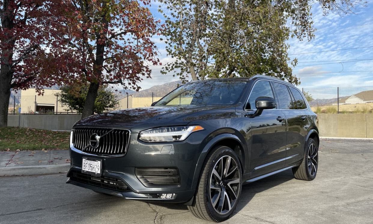 Picture of the car https://ppsphotos.s3.us-west-2.amazonaws.com/volvoXc902022_43/image1.jpg