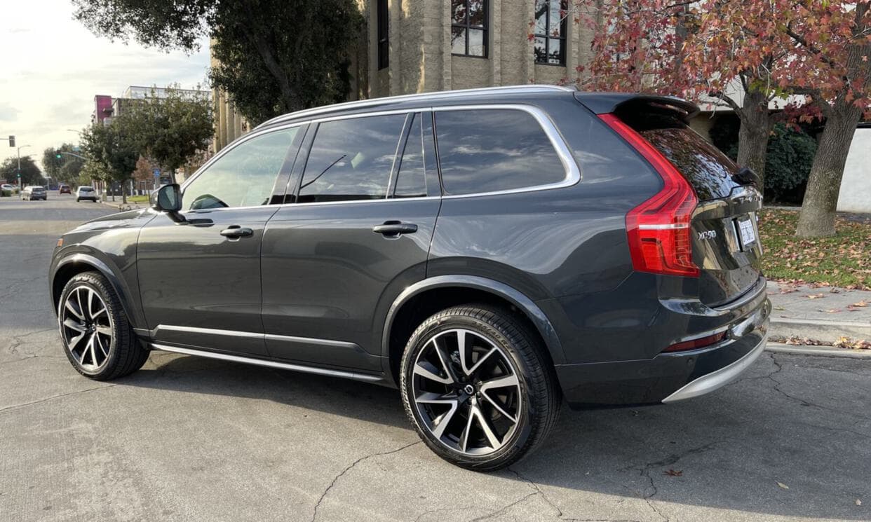 Picture of the car https://ppsphotos.s3.us-west-2.amazonaws.com/volvoXc902022_43/image2.jpg